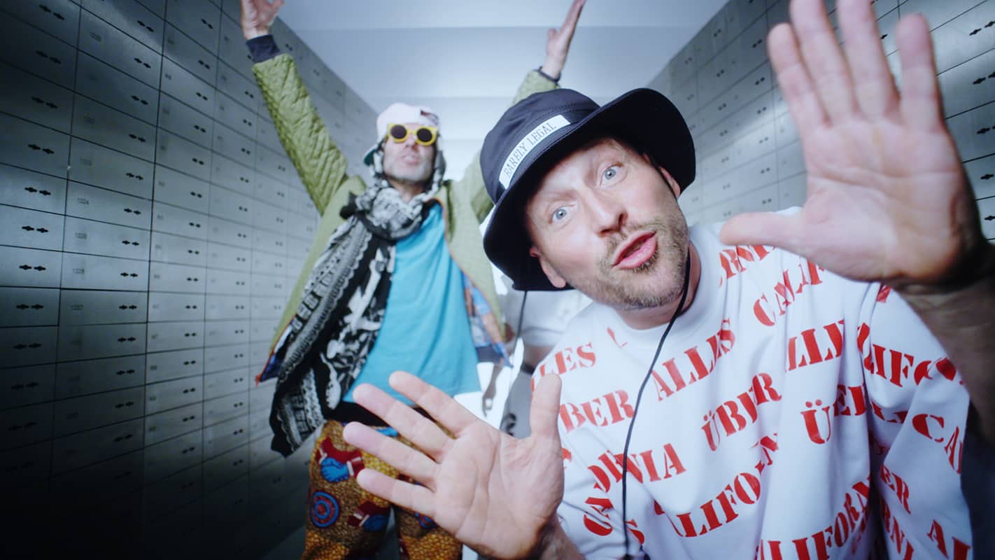 L auf der Stirn - Beatsteaks feat. Deichkind, video still, dir: Auge Altona, print: Katharina Duve