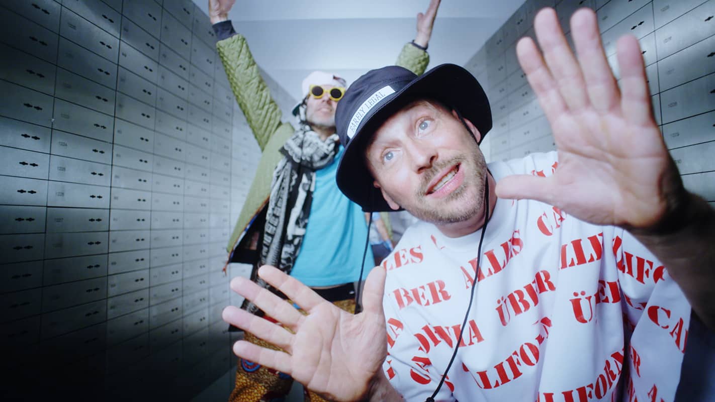 L auf der Stirn - Beatsteaks feat. Deichkind, video still, dir: Auge Altona, print: Katharina Duve